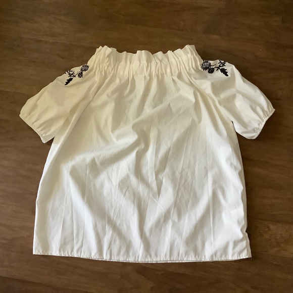 Vintage short sleeves white blouse with blue embroidery - Picture 2 of 7